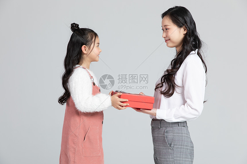 女孩送礼物图片