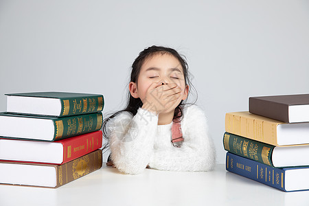 学习犯困的小孩子图片