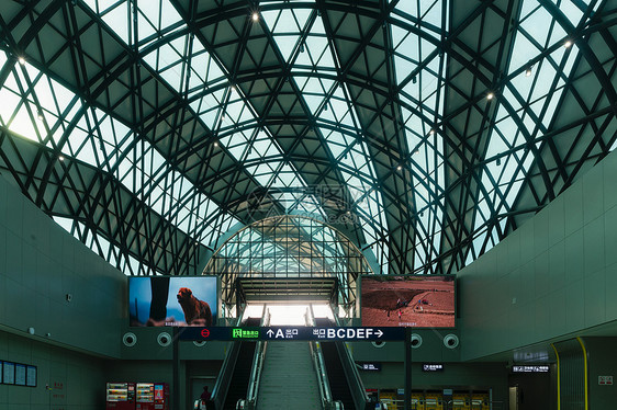 地铁站巨大的天幕入口图片