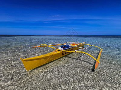 菲律宾海岛岸边停靠的船图片
