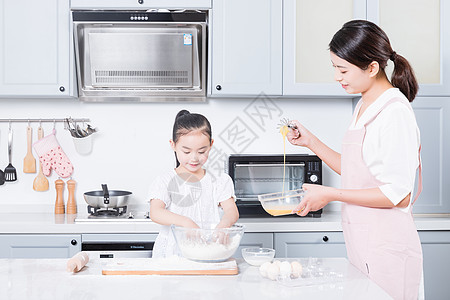妈妈和女儿烘焙图片