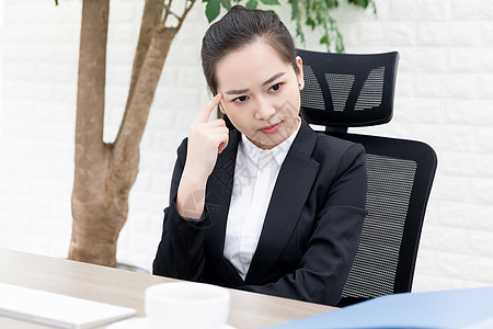 女性职场困惑思考背景图片