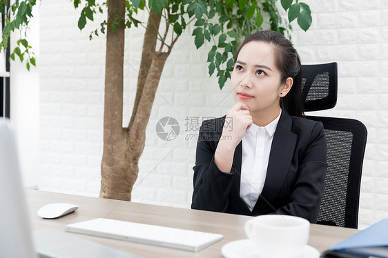 女性职场困惑思考图片