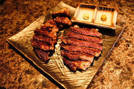 切好的烤肉日式牛排高清图片