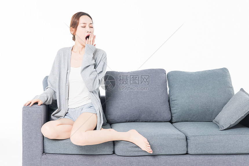 年轻女性沙发上打哈欠图片