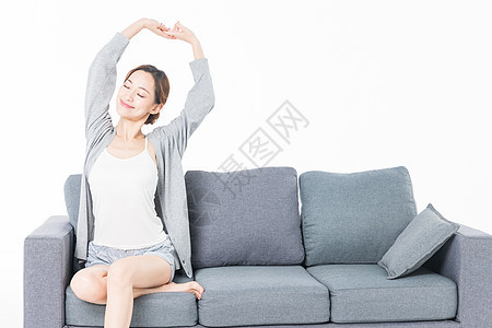 年轻女性沙发上伸展图片