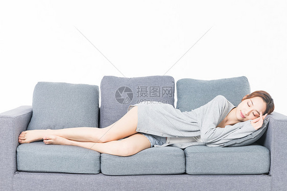 年轻女性沙发上睡觉图片