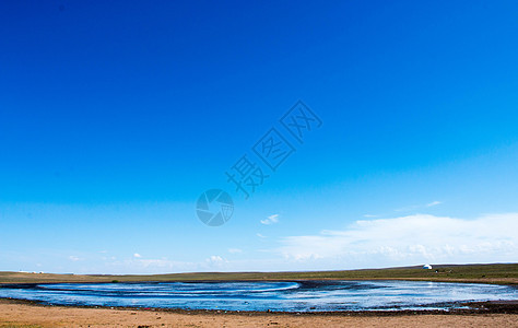 内蒙古草原上的湖泊图片