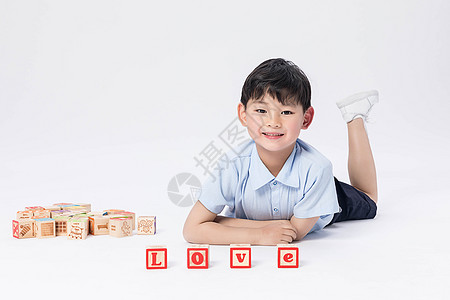 小男孩玩积木图片