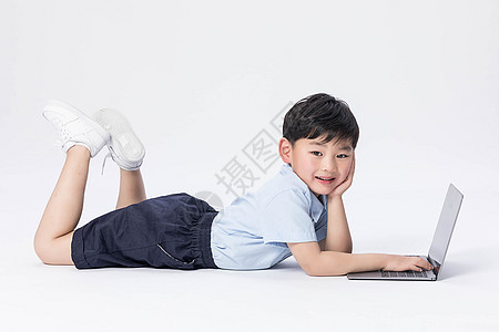 玩电脑的小男孩活泼高清图片素材
