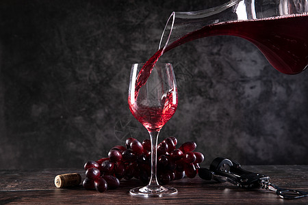 红酒倒酒葡萄酒组合高清图片