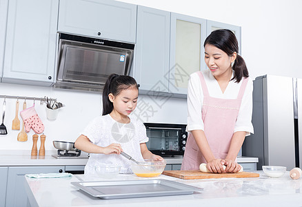 妈妈和女儿做饭家庭烘培揉面团背景