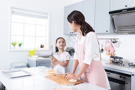 妈妈和女儿做饭家庭烘培揉面团背景