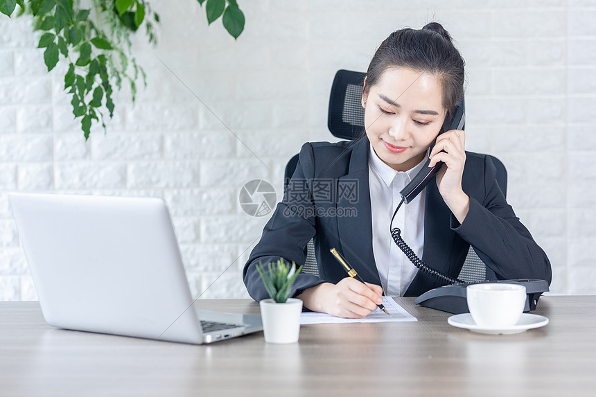 商务女性接电话客服图片