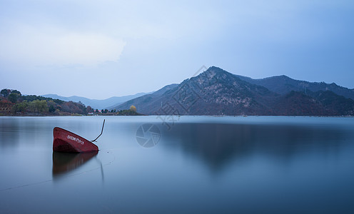 湖面上的小舟在水一方背景