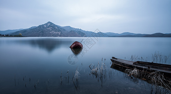 湖面上的小舟在水一方背景