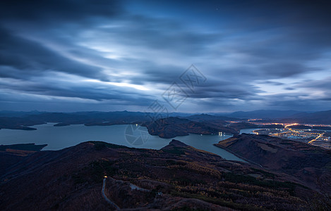 湖面上的小舟在水一方背景