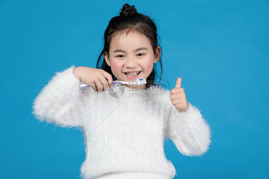 儿童刷牙图片