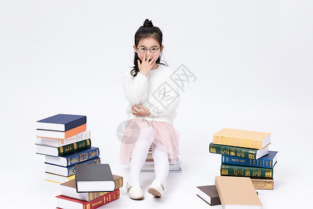 书堆中的小女孩小女孩看书学习背景