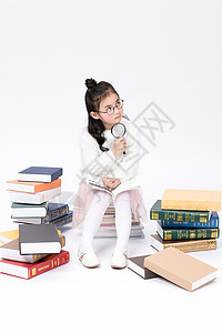书堆中的小女孩小女孩思考背景