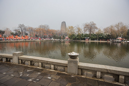 水边建筑新年中的小雁塔背景