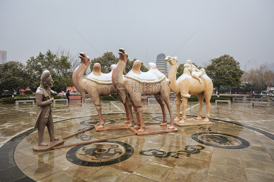 新年中的小雁塔景区骆驼雕塑图片