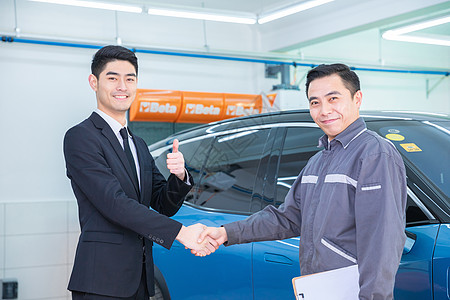 客户点赞素材汽车维修人员与客户握手背景