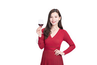 女性喝红酒图片