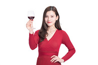 女性喝红酒图片