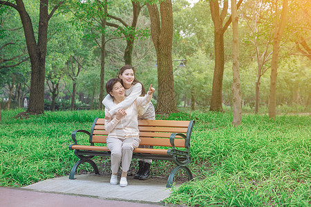 拥抱的母女母女公园休息背景