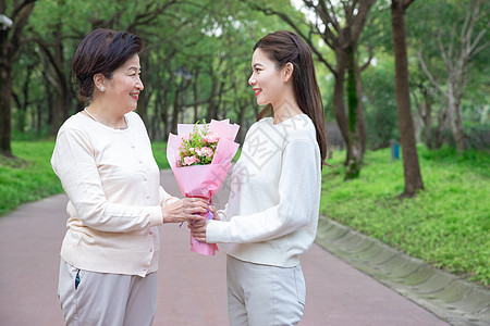 女儿送母亲鲜花陪伴高清图片素材