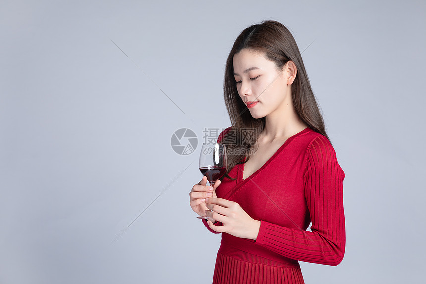女性喝红酒图片
