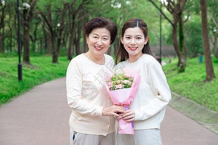 母女做饭女儿送母亲鲜花背景