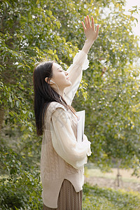 春天读书美女户外读书背景