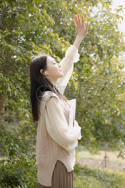 美女户外读书图片