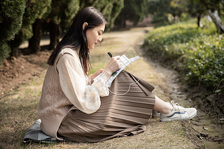 人物春天美女户外读书背景