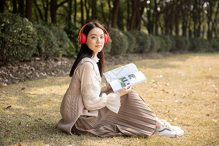 美女户外读书背景图片