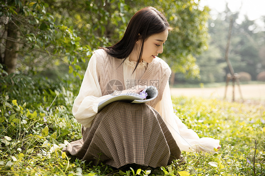 美女户外读书图片