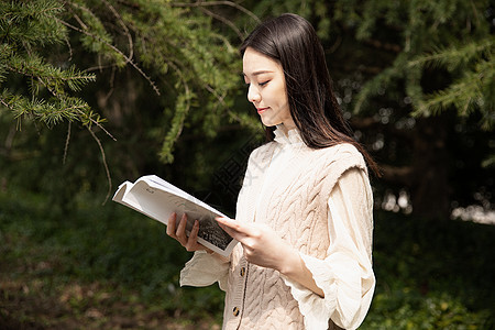 美女户外读书图片