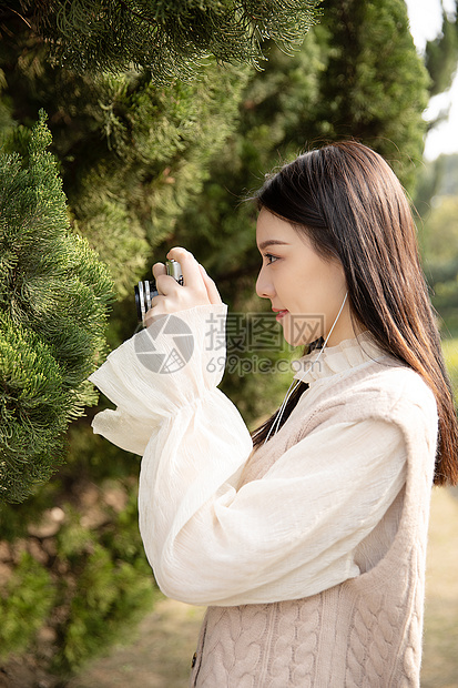 户外拍照的美女图片