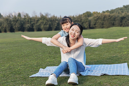 青年母女户外野餐图片