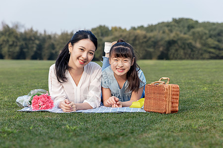 青年母女户外野餐背景图片