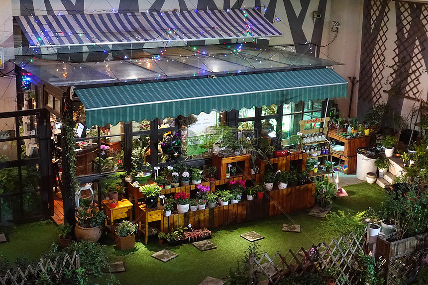 灯光下的花店小屋图片