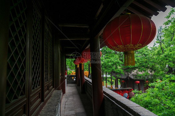 雨中小雁塔图片