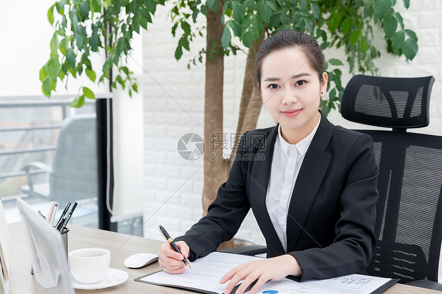 女性职场商务形象图片