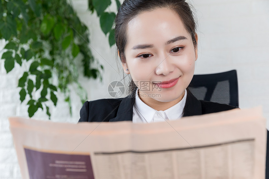 职场女性看报纸图片