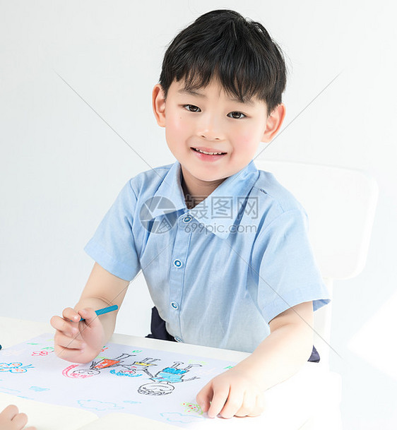 男孩绘画全家福图片