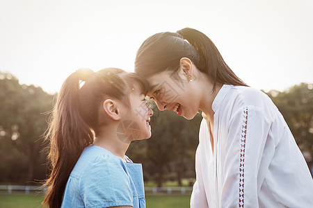 亲子户外青年母女户外游戏背景