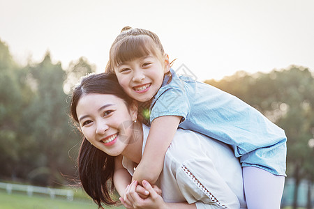 青年户外青年母女户外游戏背景