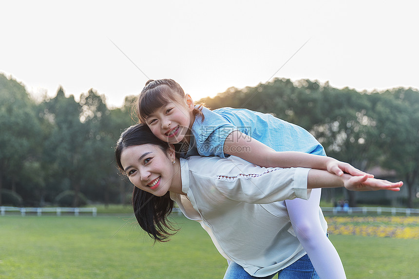 青年母女户外游戏图片